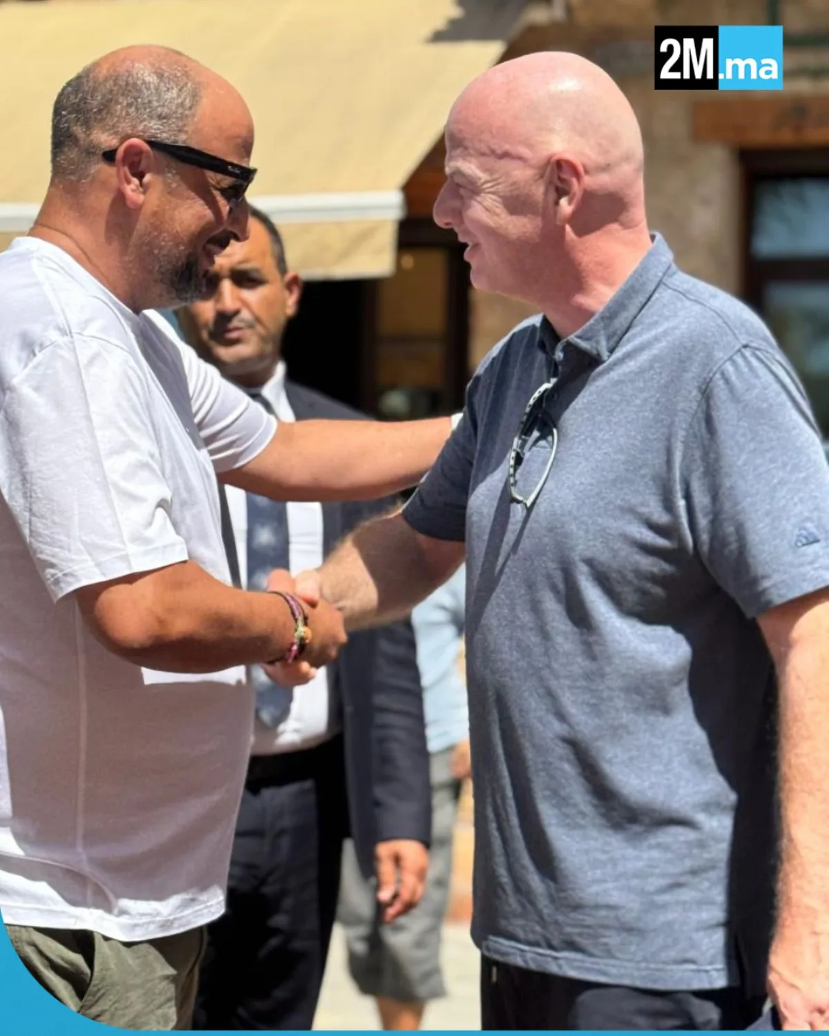 Triana restaurant owner greeting FIFA President Gianni Infantino in Chefchaouen — photo by 2M.ma