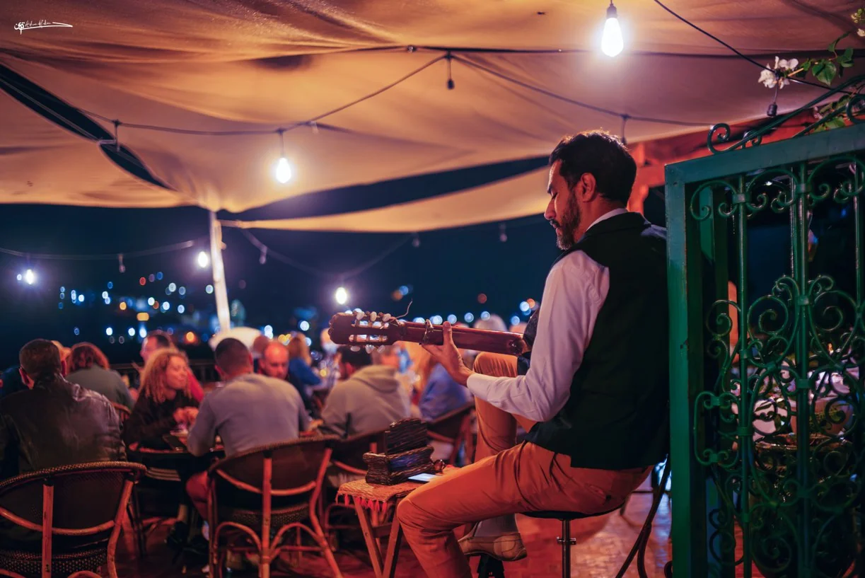 Live guitar performance on the Triana rooftop terrace in Chefchaouen